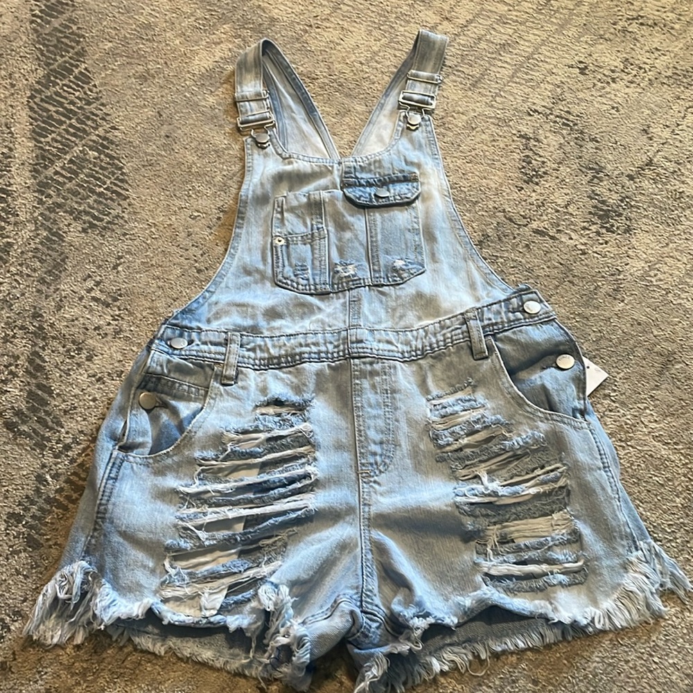 NWTs Ladies Rue 21 light wash denim distressed short overalls 100% cottonSz 9/10